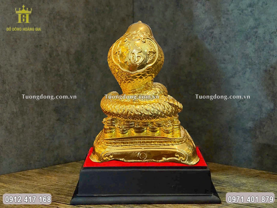 Hình ảnh phía sau của bức tượng đồng